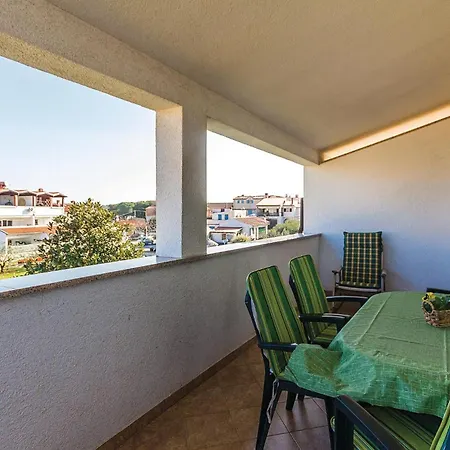 Beautiful Apartment In Pula With Kitchen Pula